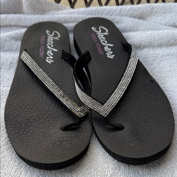 Skechers Yoga Foam Slip-On Thong Flip Flops Rhinestones Womens Sandals Size 11 - Picture 1 of 3